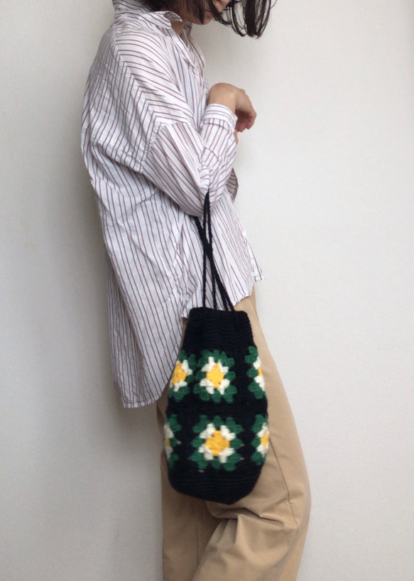 モチーフ編み・グラニースクエアの巾着バッグ◎グリーンxブラック◎秋冬におすすめ 4枚目の画像
