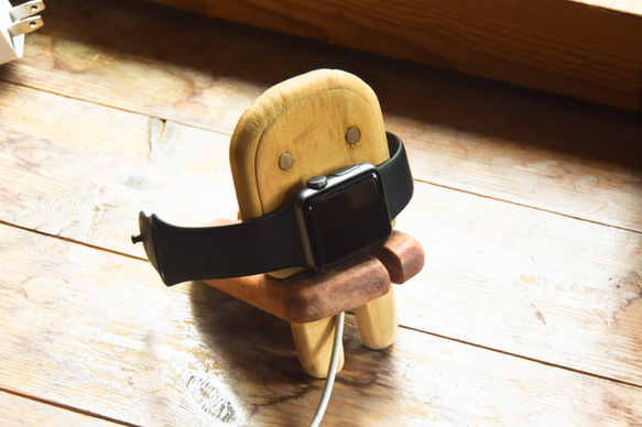 木製　スマホスタンド / アップルウォッチスタンド「わお族」 6枚目の画像