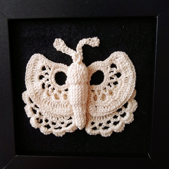 アイリッシュクロッシェレースの蝶々の正方形のフレーム飾り 4枚目の画像