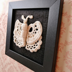 アイリッシュクロッシェレースの蝶々の正方形のフレーム飾り 5枚目の画像