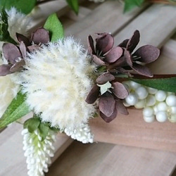 白い実の花冠 2枚目の画像
