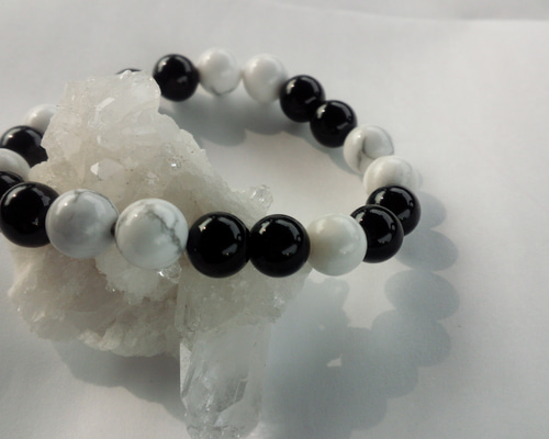 ハウライトとオニキスのブレス～不眠・疲労・耳鳴り ブレスレット hana