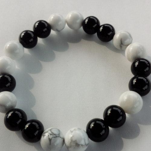 ハウライトとオニキスのブレス～不眠・疲労・耳鳴り ブレスレット hana