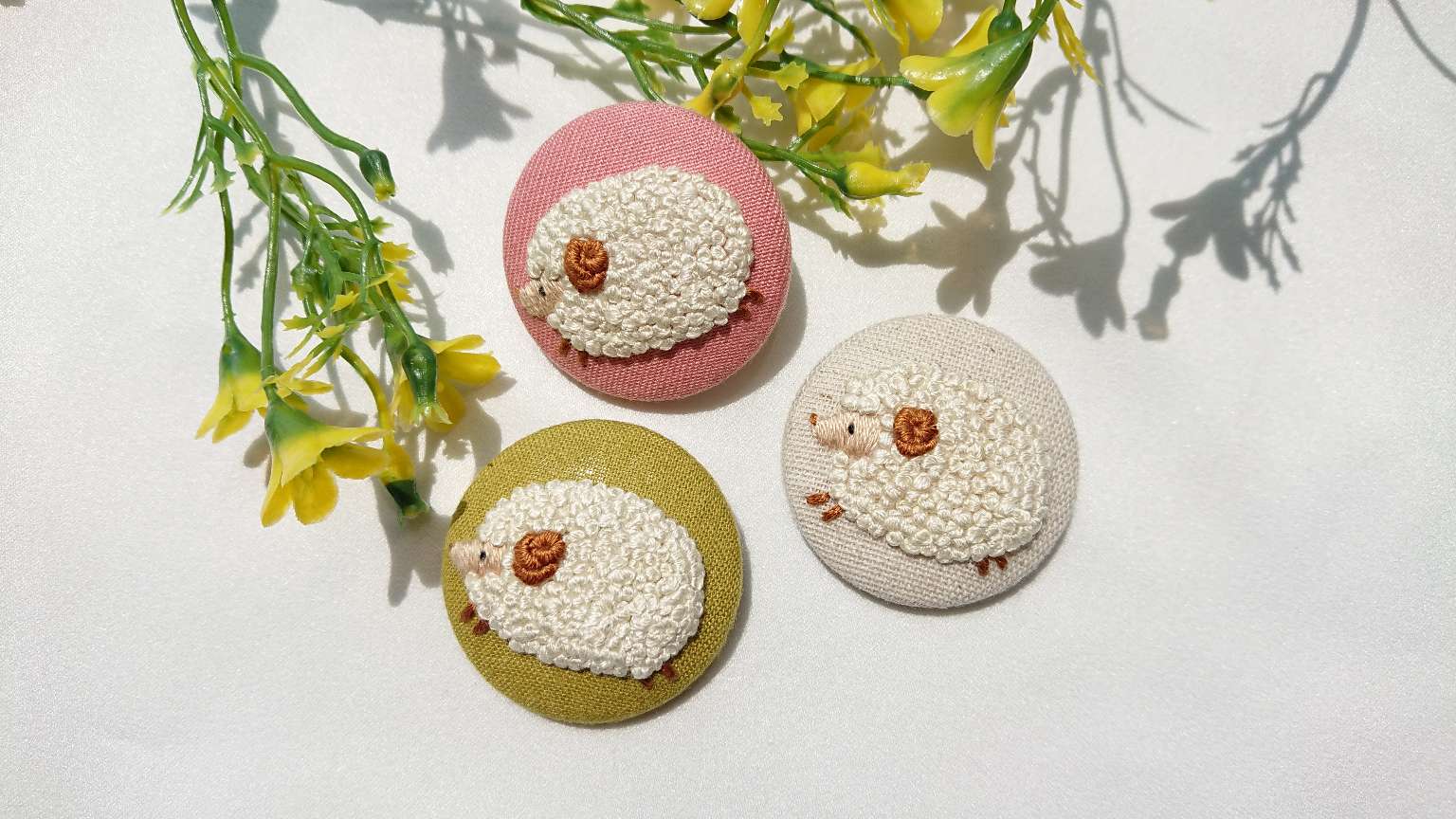 【感謝♡sale】リボン刺繍ブローチ　ハンドメイド　くるみボタン　2個 感謝♡sale】リボン刺繍ブローチ ハンドメイド くるみボタン 2個