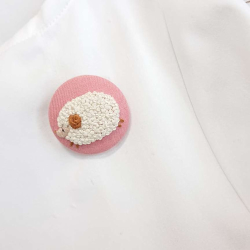刺繍 ブローチ・くるみ ボタン＊もこもこ 羊 ブローチ アトリエ