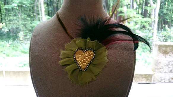 日本刺繍の2ウェイブローチ。ペンダント。羽根を纏って、黄昏時のアリス…というイメージです。