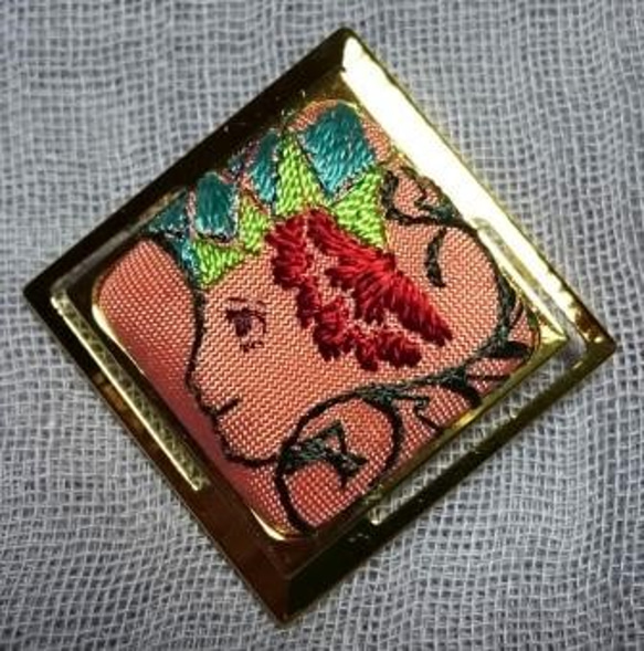 日本刺繍のブローチ　横顔シリーズ　赤い花と緑の王冠 1枚目の画像