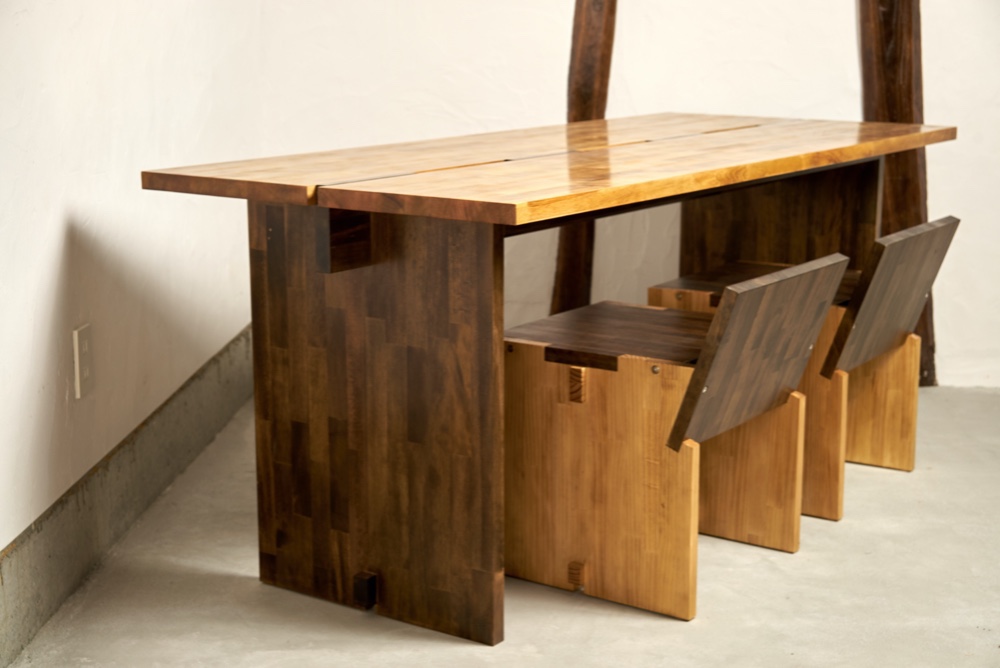 中央にスリットのあるスタイリッシュな天然木のテーブル　T-1 78,800円