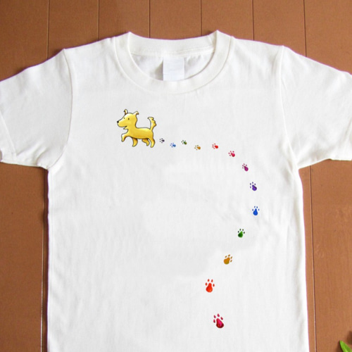 【おすすめ】 受注プリント全4色☆Tシャツ「おさんぽ犬とカラフル足あと ウェア・シャツ