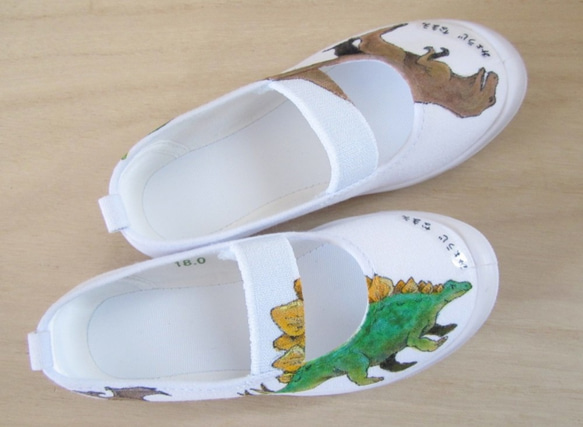 (完成)１８ｃｍサイズ☆ 100%手描き☆本当にゴシゴシ洗える上履き☆「恐竜」(ティラノ前ﾀｲﾌﾟ)名入れも　恐竜　上靴 1枚目の画像