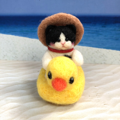 羊毛フェルト 猫 ハンドメイド 夏 夏猫アヒルの浮き輪(ハチワレ猫)羊毛フェルト 羊毛フェルト mofucoro