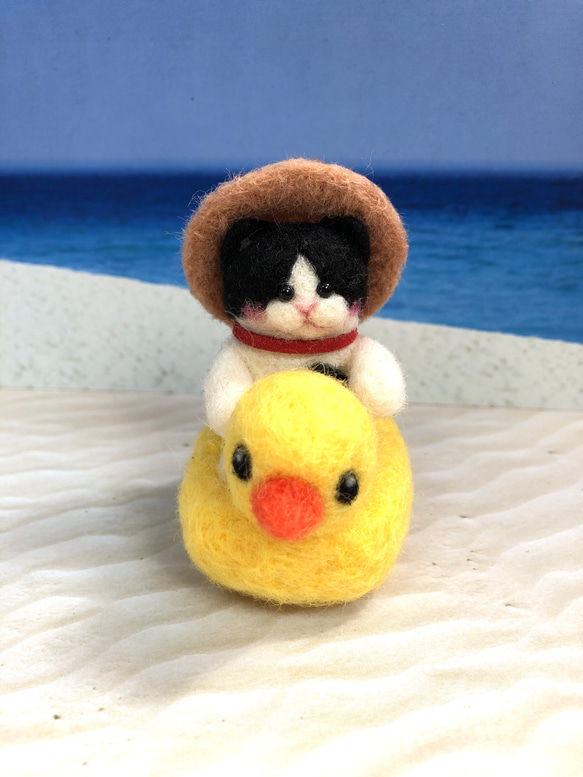 夏猫アヒルの浮き輪(ハチワレ猫)羊毛フェルト 羊毛フェルト mofucoro