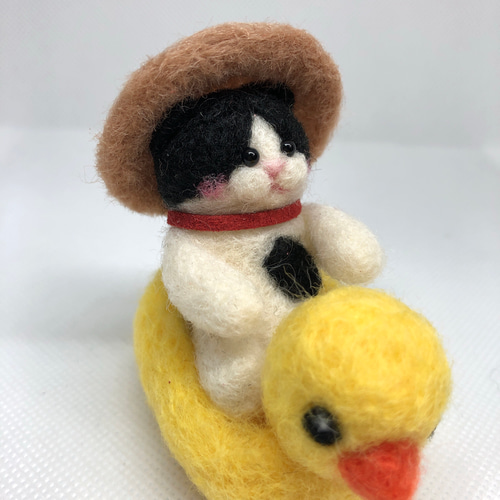 羊毛フェルト 猫 ハンドメイド 夏 夏猫アヒルの浮き輪(ハチワレ猫)羊毛フェルト 羊毛フェルト mofucoro
