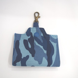 バッグにつけられる仮置きマスクケース　抗菌布使用　迷彩ブルー　子供サイズ 1枚目の画像