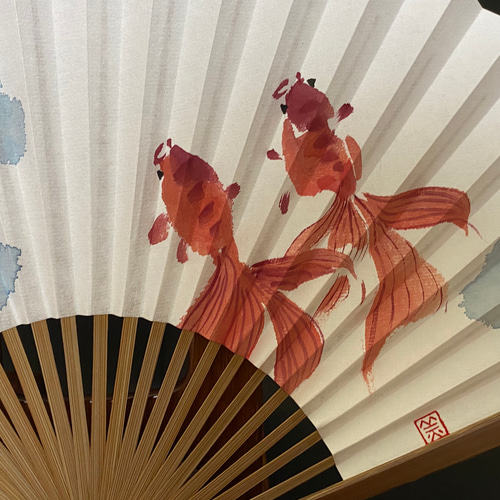 金魚の水彩画 木製扇子アート FU-551 白竹中彫 パール地 金魚 高級絵付扇子【企業ノベルティや記念品