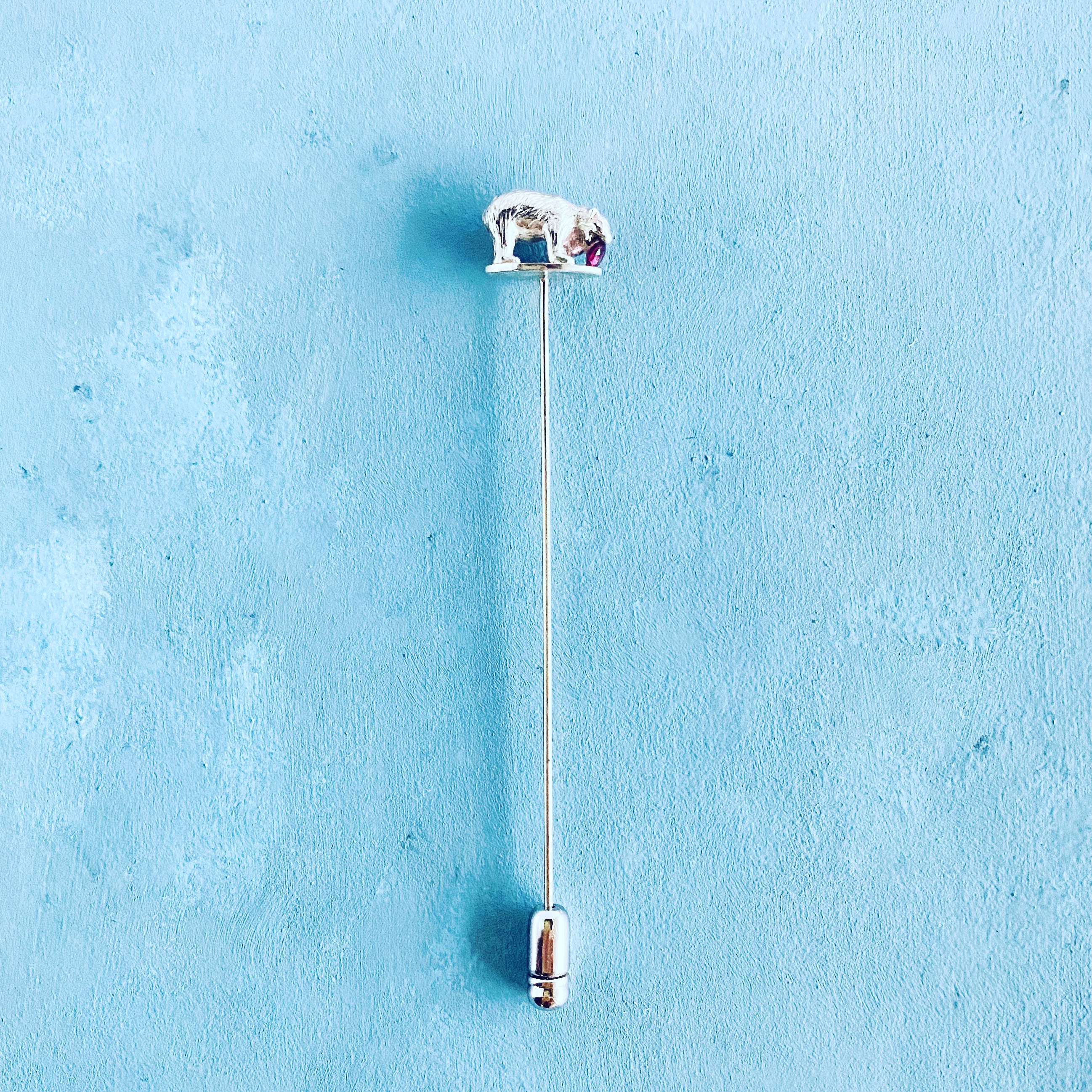 『 宝石 を食べる シロクマ の ピンブローチ 』