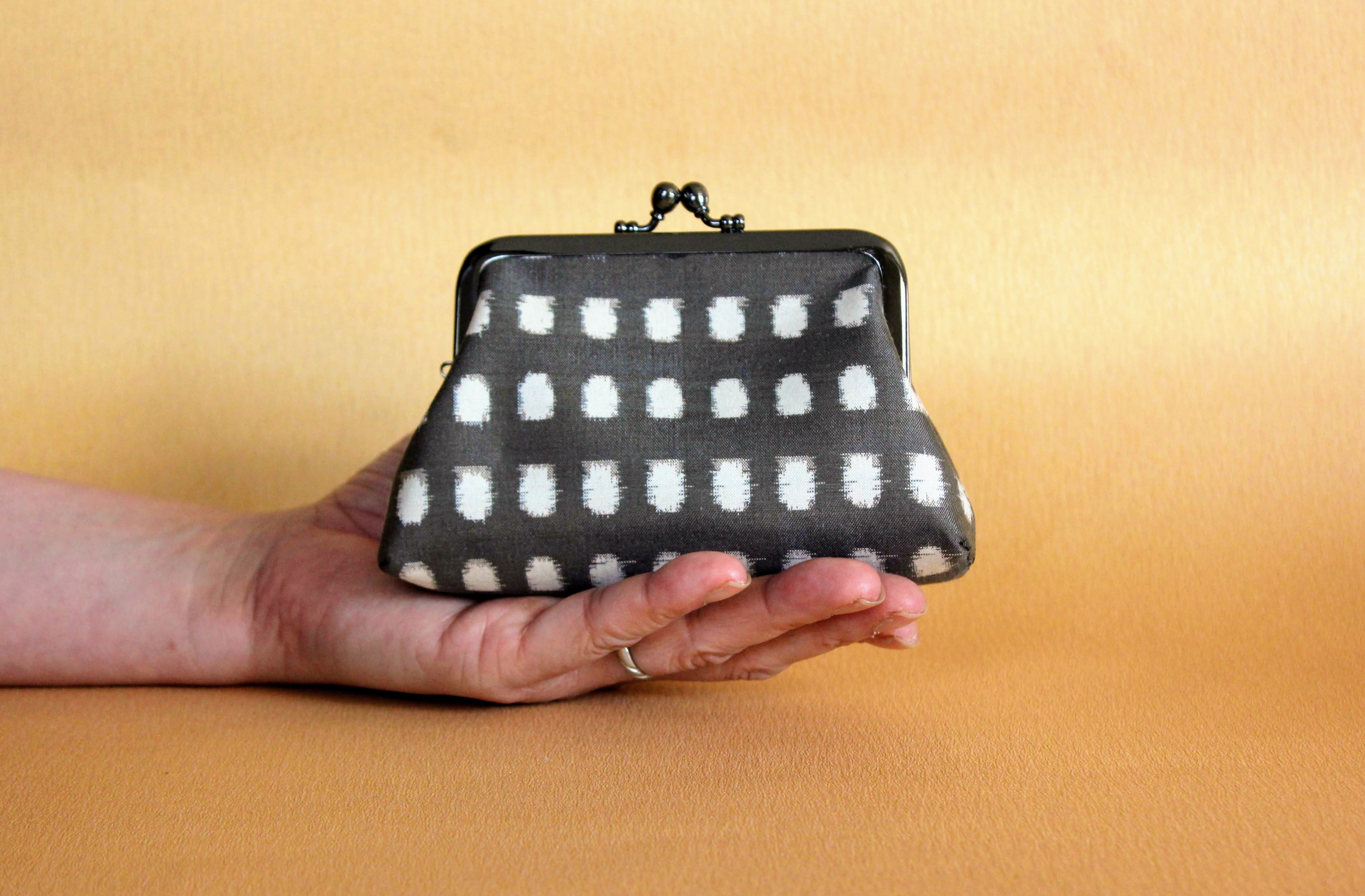 【受注制作】和がま口　銘仙・グレー×ドット《しかく》着物リメイク　手のひらサイズ・お化粧ポーチ・小銭入れにも