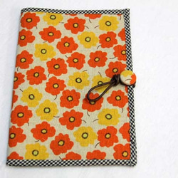 母子手帳ケース　くるみボタン　M　北欧調　フラワーオレンジ　17ｂｔｍ04 1枚目の画像