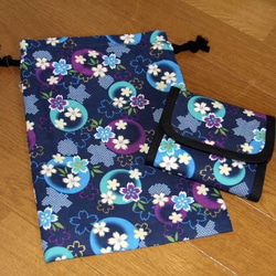ハンドメイド　コンパクト財布&巾着セット　和柄花モチーフ　紺　18ｃｐｓ01 1枚目の画像