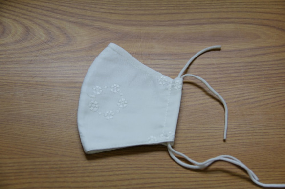 夏用マスク　ガーゼ素材　保冷剤ポケット付き　　Sサイズ　刺繍花　20ｍｓS-1213 2枚目の画像