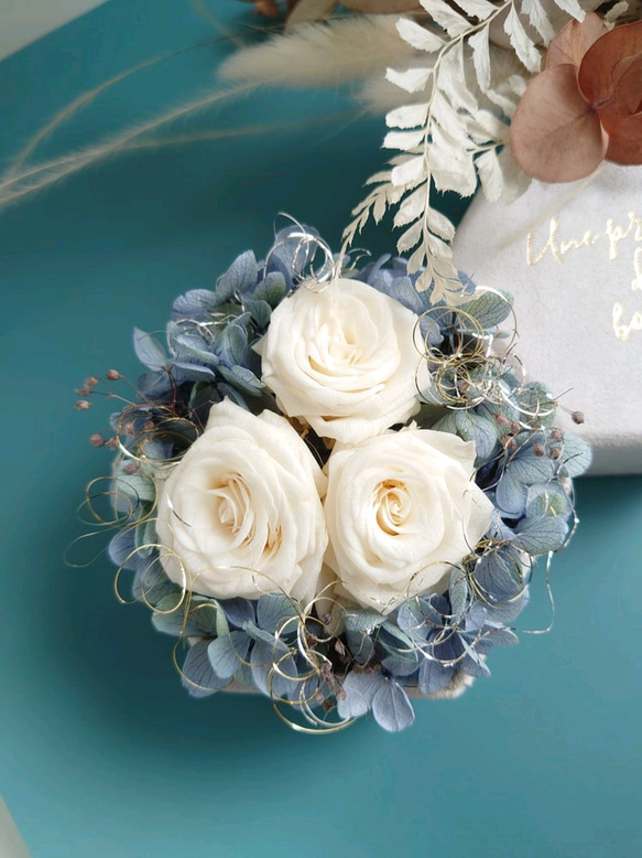 miniバラと紫陽花のアンティークアレンジ【Box arrangement】ペールブルー 2枚目の画像