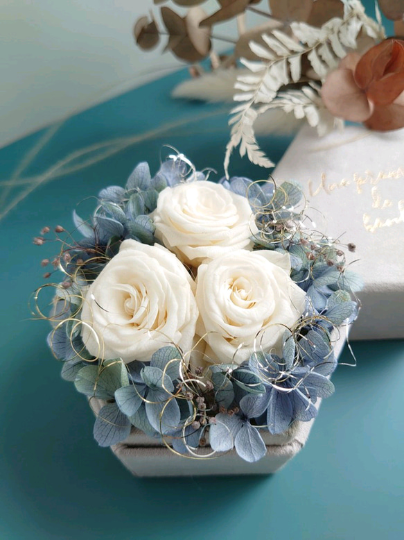 miniバラと紫陽花のアンティークアレンジ【Box arrangement】ペールブルー 4枚目の画像