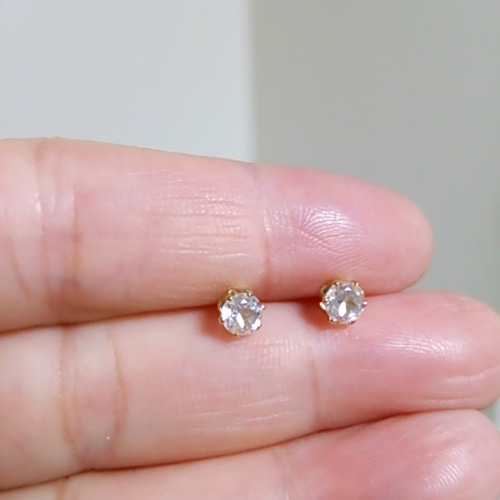 宝石質ホワイトトパーズファセットピアス（4ミリ） ピアス（スタッド