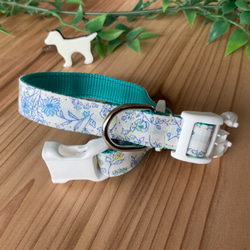 小さめ首輪 犬専用犬カン&犬バックル仕様　花柄　カリブグリーン　ホワイト　小型犬 1枚目の画像