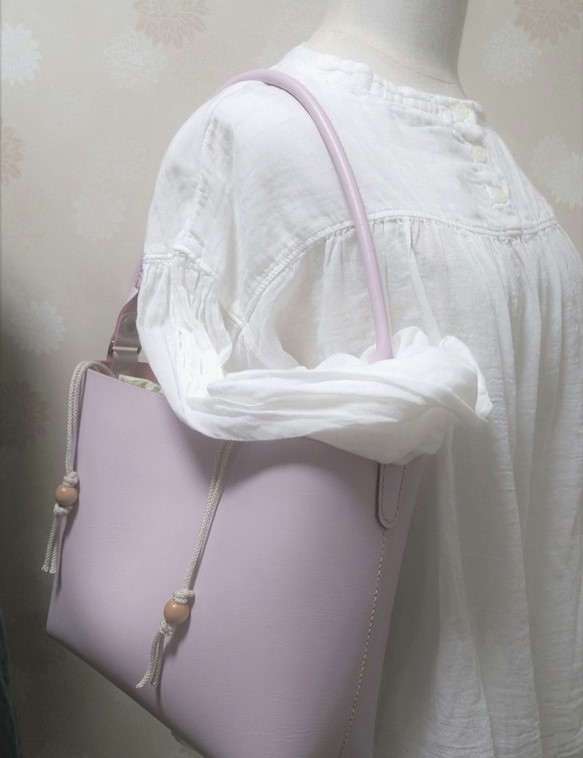 ☆春色バケツ型牛本革トートバッグ　ラベンダーピンク　大きな巾着付き（外せます） 2枚目の画像