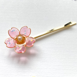 桜のヘアピン【桜ハンドメイド2022】　春色　ピンク　レジン　ヘアアクセサリー 1枚目の画像