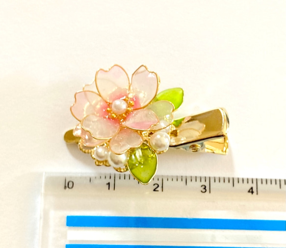 十月桜のミニヘアクリップ【桜ハンドメイド2022】冬　ジュウガツザクラ　レジン　ヘアアクセサリー 8枚目の画像