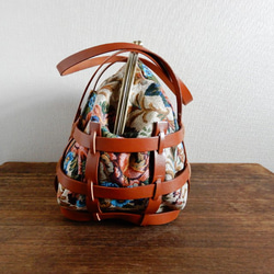 年中使える革のカゴバッグ レザーがま口ハンドバッグ（ショルダーバッグ）ゴブラン風花柄 3枚目の画像