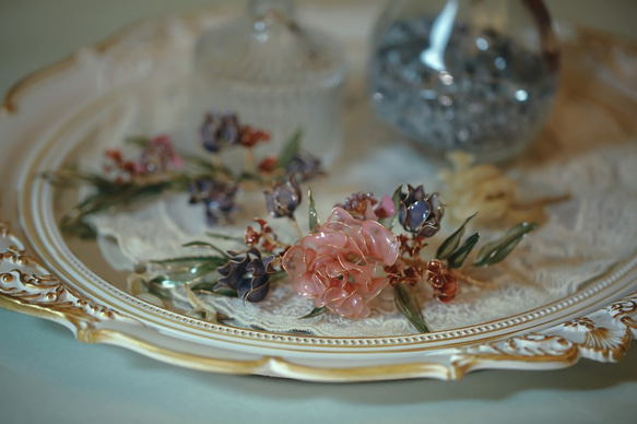 まばゆいばかりの花とレトロな苦しめられたクリスタルの花で花嫁の頭飾りのためのクリスタルフラワーレジンリースの2つの部分 3枚目の画像