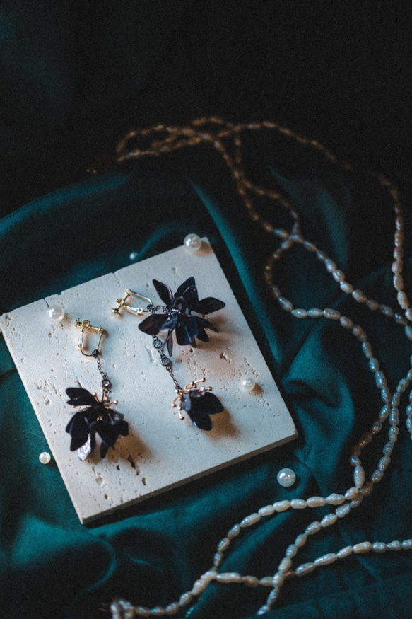 black 就愛黑金 花球垂墜式水晶花樹脂 不對稱樹脂耳環 第3張的照片