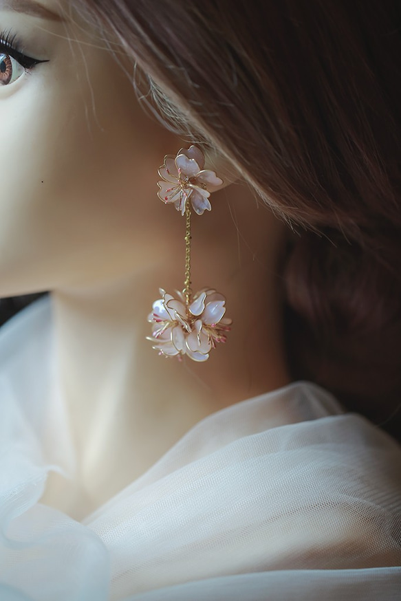 春櫻 櫻花花球垂墜式水晶花樹脂 對稱樹脂耳環一對 可改耳針耳夾 第3張的照片