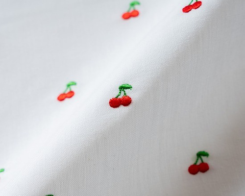 刺繍生地 【さくらんぼ/オフホワイト/ポップ】 カットクロス 綿