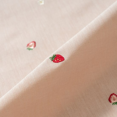 刺繍生地 【いちご/ピンクベージュ】 カットクロス 綿ポリ 生地 nico