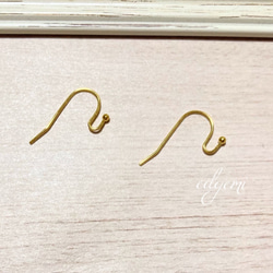 真鍮製ピアス　お花風（レッド）レース糸＆ゴールドリング　個性的　軽い　イヤリング可　ボヘミアン 3枚目の画像