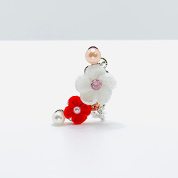 つまみ細工イヤーカフ　紅白の梅の花 2枚目の画像