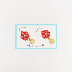 つまみ細工　サージカルステンレスピアス　紅色花と桜のパールビーズ 2枚目の画像
