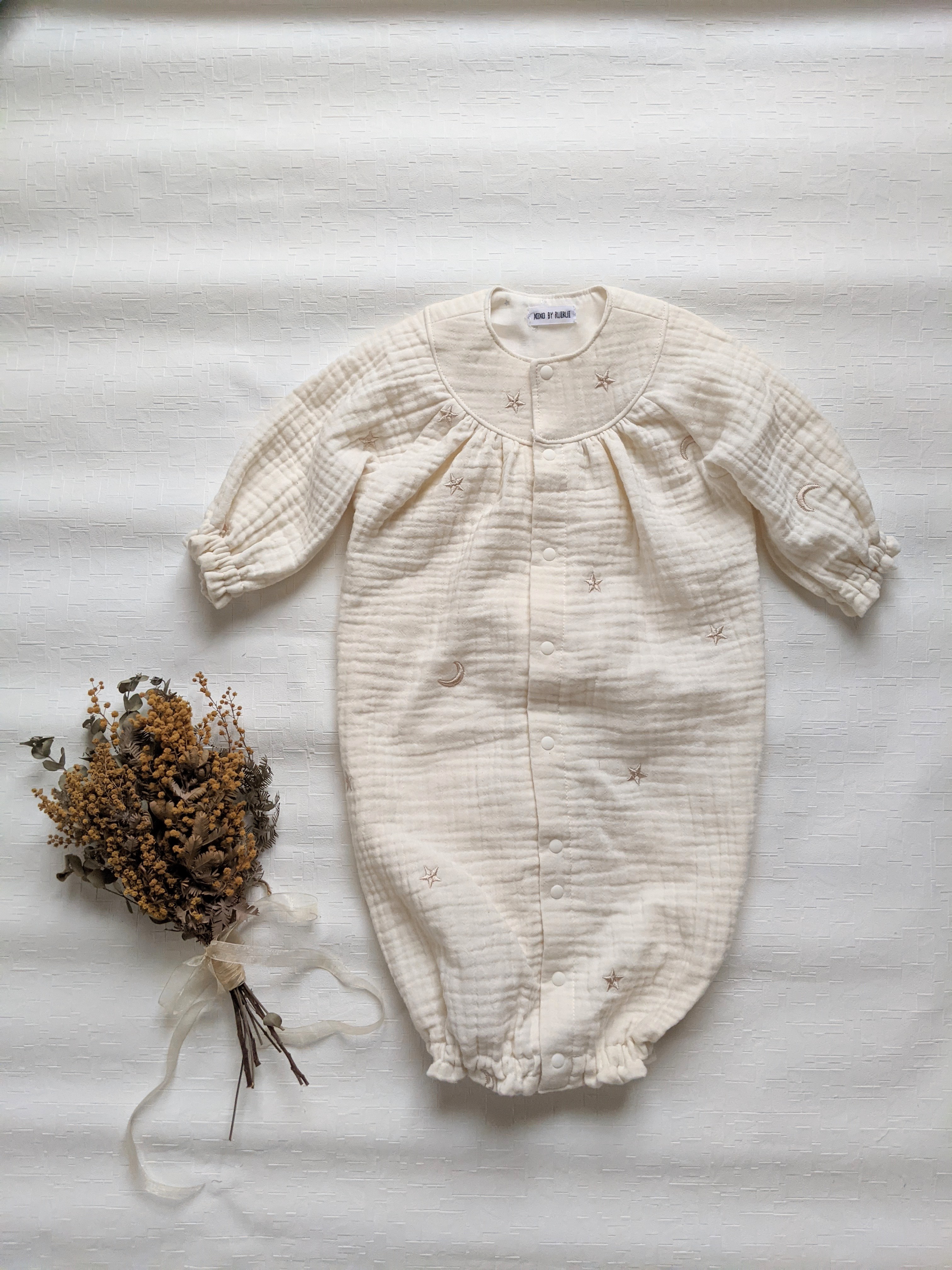 【再販26】3重ガーゼ 星と月の刺繍アイボリー 長袖2wayオール