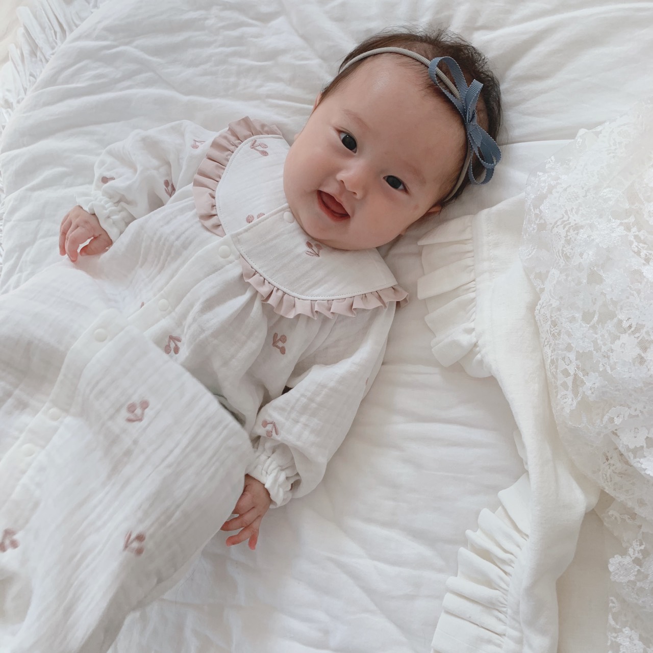 【再販27】3重ガーゼ ミニチェリーの刺繍ホワイト 長袖2wayオール