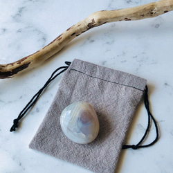 【1点もの】マダガスカル産　天然グレーカラーアゲード(瑪瑙）にぎり石/natural gray color agate 1枚目の画像