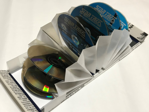 蛇腹式CD・DVDケース15枚用／シェルポ　英字新聞柄 1枚目の画像