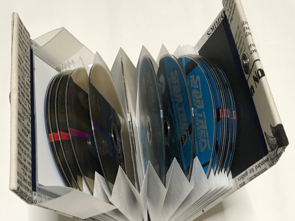 蛇腹式CD・DVDケース15枚用／シェルポ　英字新聞柄 2枚目の画像