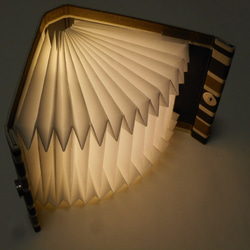 ブック型ライト「Shell-Light」コンパクトに折りたためる明かり 2枚目の画像