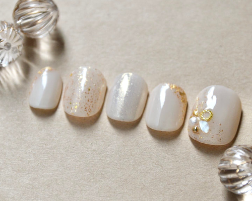 着画あり】〈再販〉ホワイト×ゴールドのシンプルネイルチップ