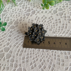 小花のブローチ（濃いグレー） 2枚目の画像