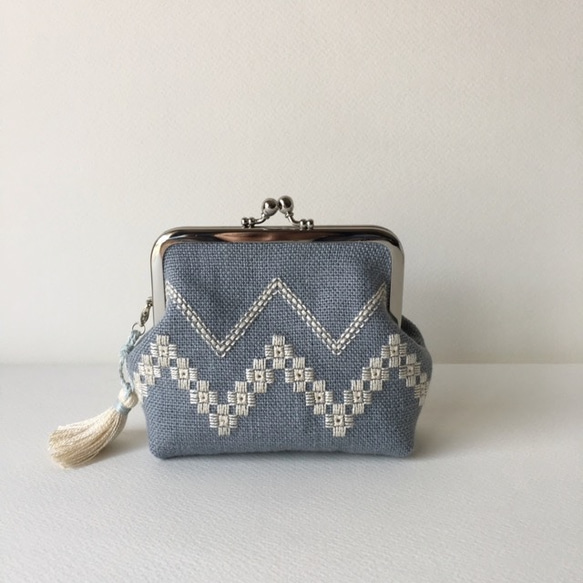 ハーダンガー刺繍　blue×ecru  10㎝がま口 1枚目の画像