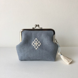 ハーダンガー刺繍　blue×ecru  10㎝がま口 2枚目の画像